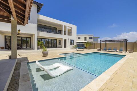 NEW Ocean View 5BR Villa ~Private Pool & Roof deck