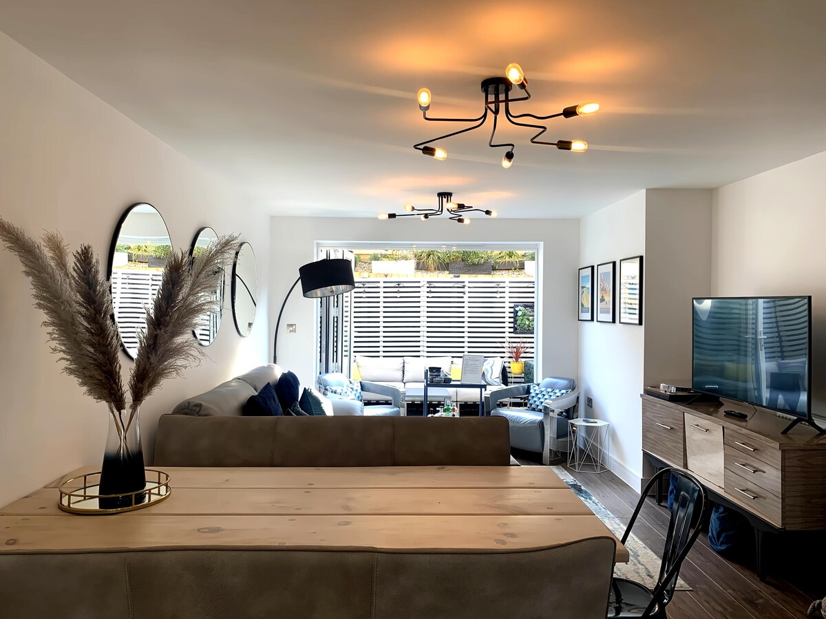 Top Airbnb: Stylish Townhouse minutes from Beach, w/Parking in Broadstairs And St. Peters