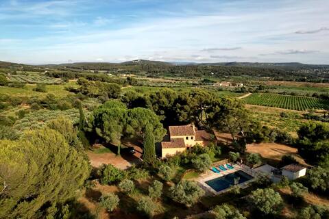Provencal villa in a charming setting