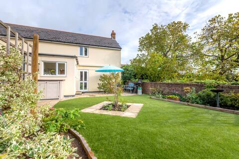 Bridport Central 2 bed  whole house, parking for 2