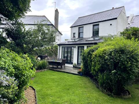 Lovely cottage,  log fire & garden close to beach