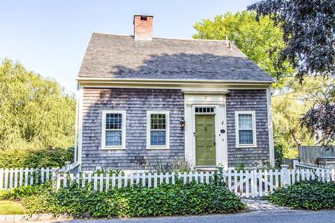 Quintessential Waterfront Historic Cottage