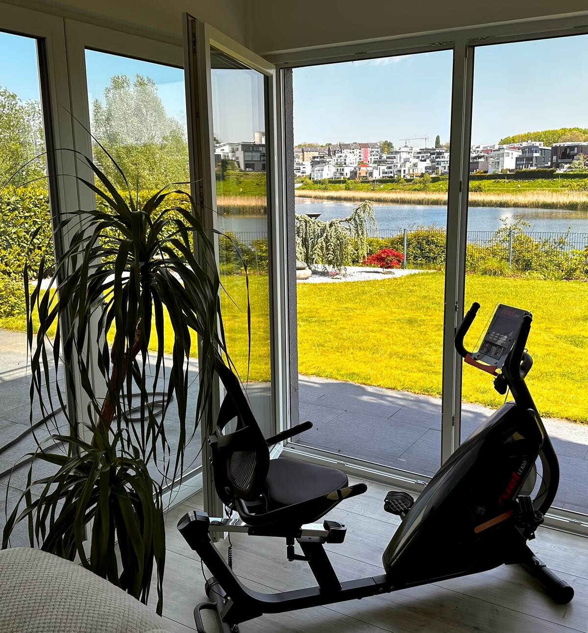 Leistungsstarkes Airbnb: Phoenixsee 1. Reihe Seeblick & Garten, Terasse in Dortmund