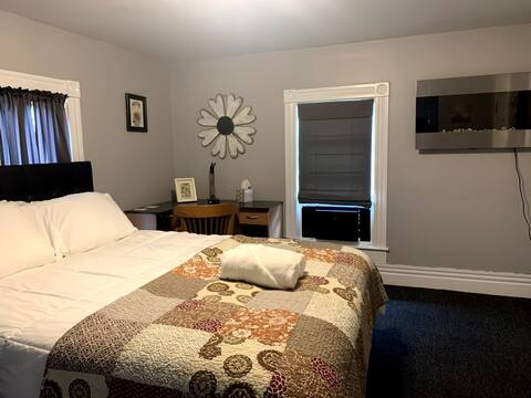 Modern Colonial Walking Distance to Town & Outlet