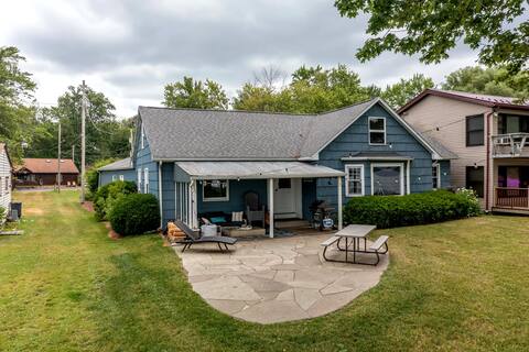 Updated lakefront summer cottage Bemus Point