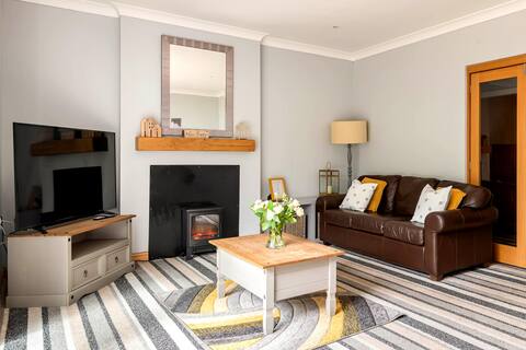 Modern,  large, spacious 7 bedroom house