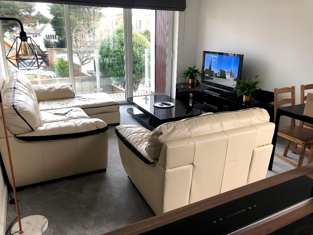 Top Airbnb: Beautiful two bedroom apartment close to beach in Christchurch
