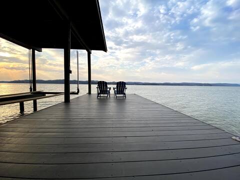 'Watts Not To Love'  Luxury Waterfront Log Cabin