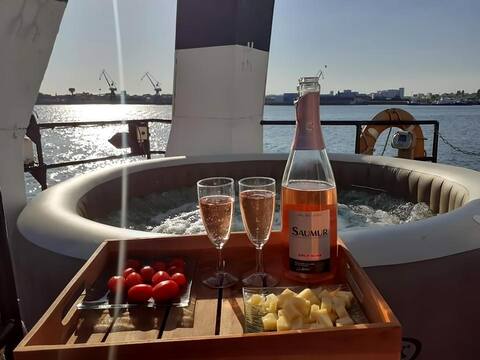 Vessel near Lorient cottage with jacuzzi