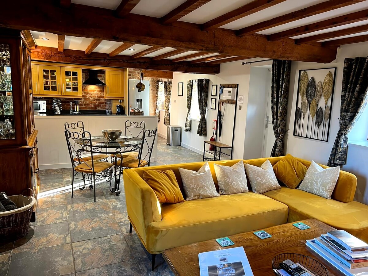 Top performing Airbnb: Luxury Country Cottage with Hot Tub in Nottinghamshire