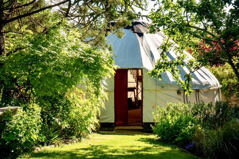 Secret garden: yurt, hot tub, breathing space