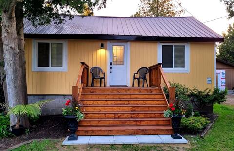 Casavon Cottage A in the heart of Sauble Beach