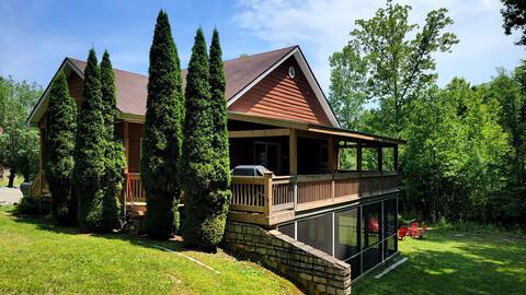 Cozy Cabin w/Hot Tub in Lake Cumberland Resort, KY