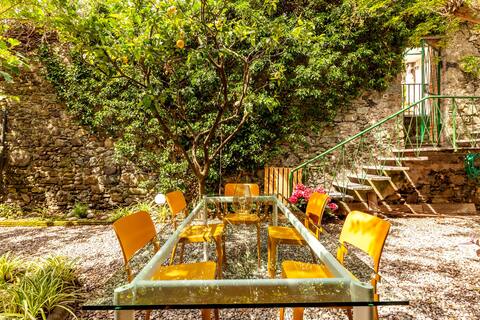 House, beach and garden: "La Rana e il Gigante"