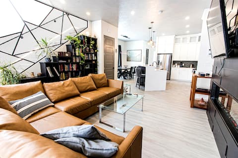 NEW D/T Modern 3 Bed/3Bath House w/ Rooftop View