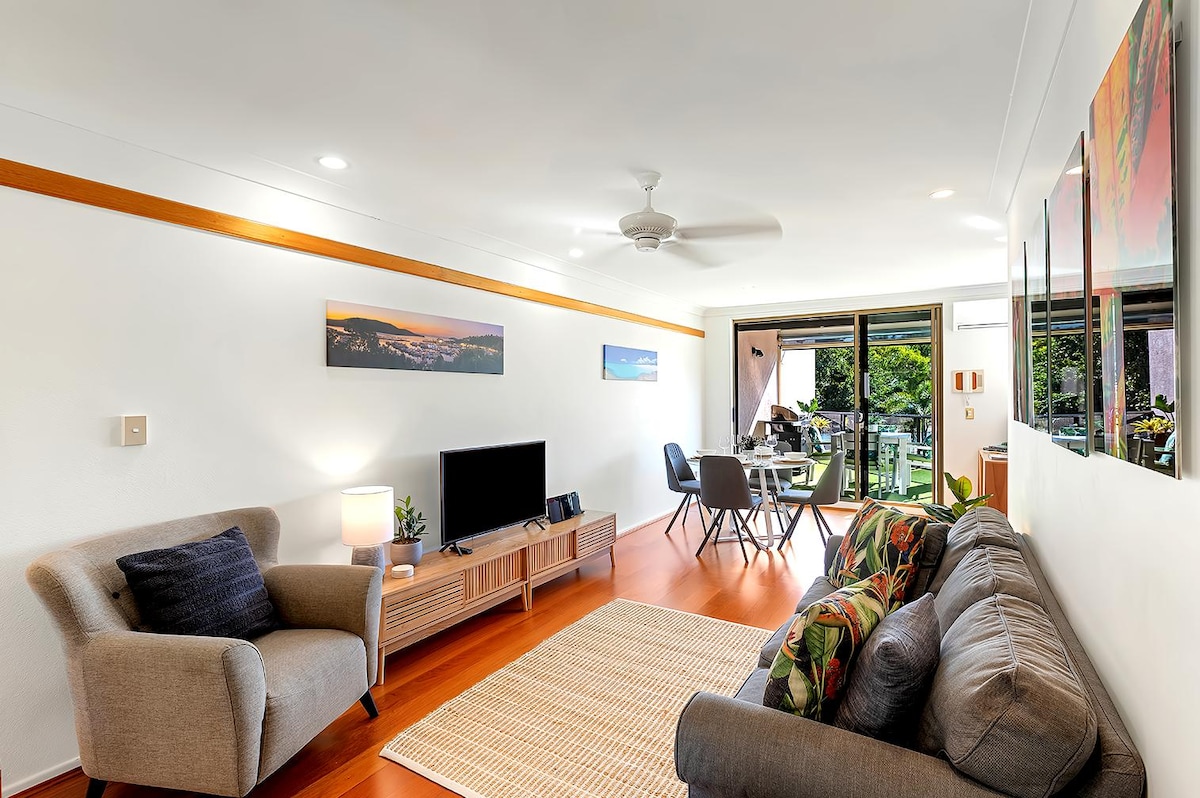 Top Airbnb: Montipora Unit 3- heart of Airlie, waterfront in Airlie Beach