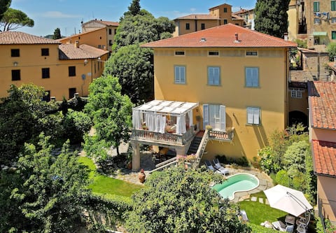 Villa with pool in the heart of Tuscany!