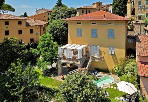 Villa with pool in the heart of Tuscany!