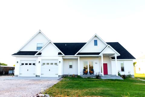 Raspberry Daze Farm House at Bear Lake. Sleeps 19