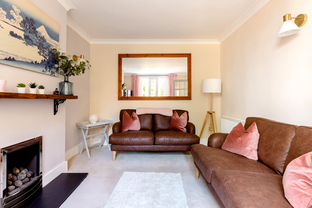 Successful Airbnb property: Quiet cottage Town centre with parking hot tub in South Oxfordshire