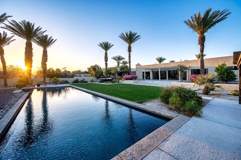 Large Infinity Pool •Spa •Game Room •Striking View