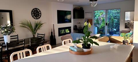 Cozy 3 bed with garden view & deck Langley City.