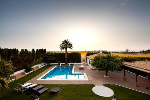 Amazing 5BR Villa, 20 min from Seville with Pool