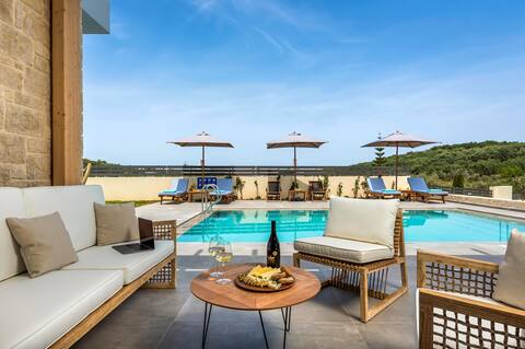 Perfect location, private pool, hot tub and gym!