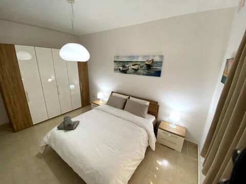 Rock Bay - spacious, stylish maisonette with patio