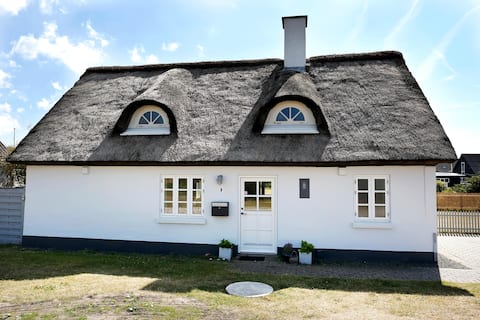 Thatched cottage idyll close to the beach and nature