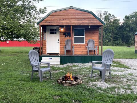 8 MIN WALK TO CAVERNS -THE RUSTIC COZY TINY CABIN