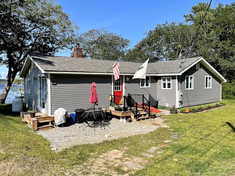 Cottage in Edgecomb: Waterfront Getway