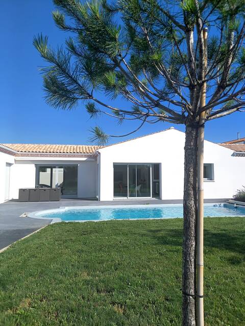 Spacious contemporary villa near Rochefort
