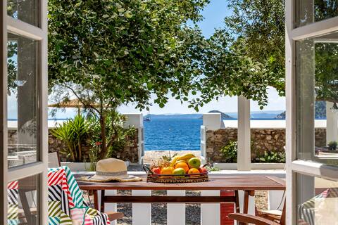 Psarianos Beach Front Apartment, for 2-4 guests