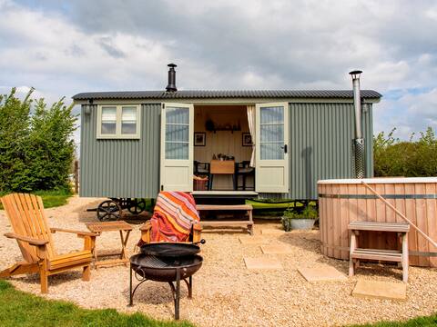 Secluded Luxury Shepherds Hut in The Cotswolds