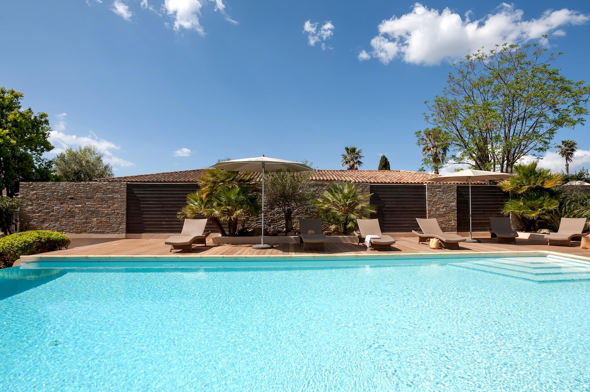 Popular Airbnb listing: 3-Bedroom Seafront Villa Marinarossa Residence in Lecci