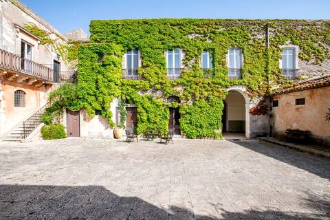 Villa Cutalia with swimming pool