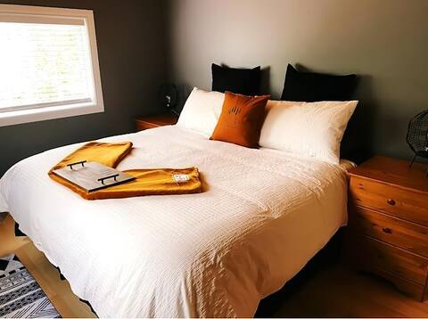 The Cabin on Grey Owl - with hot tub