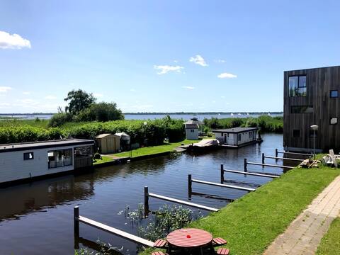 Boathouse directly on the Zuidlaardermeer Kropswolde