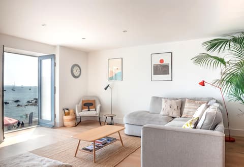 9 The Bay - Luxury beach front maisonette for 6