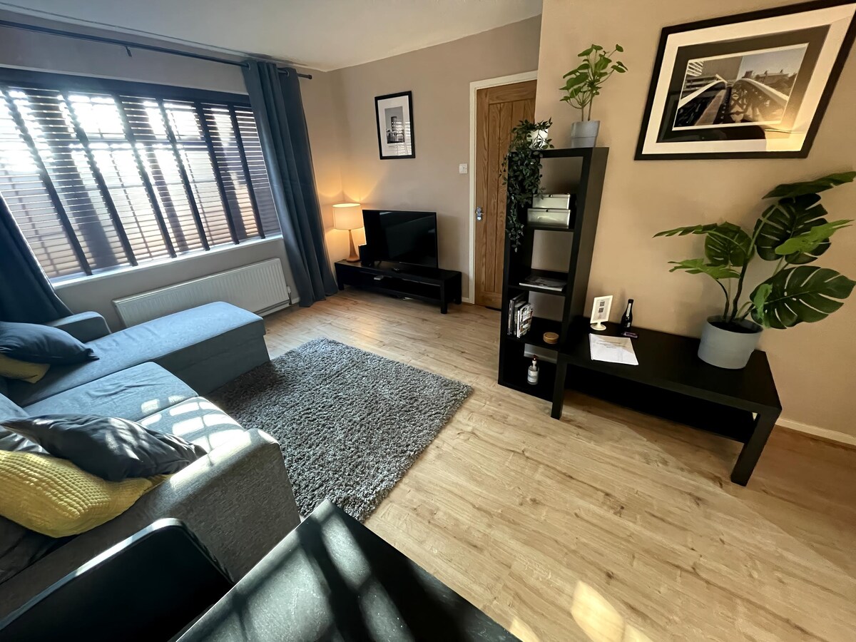 Popular Airbnb listing: 'Heron's Rest' canal side apartment with parking in Wythall