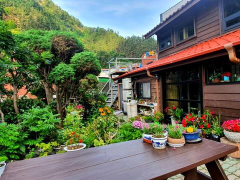 Beautiful Ulleungdo Island Flower Scent Bed & Breakfast (2nd floor)