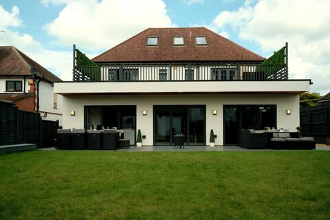 Spacious 6 bedroom home with outdoor dining area