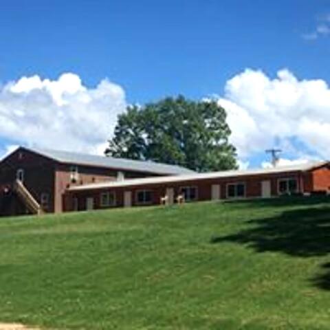 Riverfront Retreat-15 Bedrooms/17 Bath-22 acres