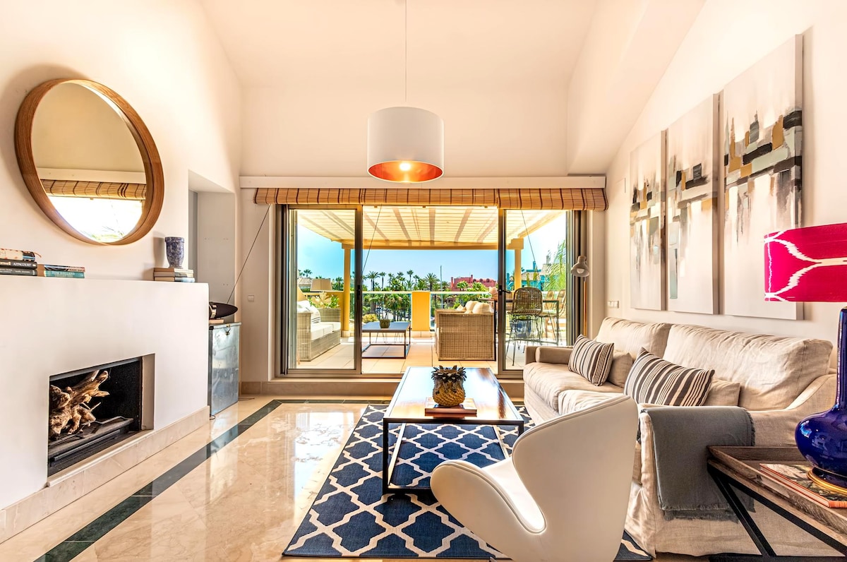 Annonce Airbnb populaire: Boutique design penthouse overlooking  marina à San Roque