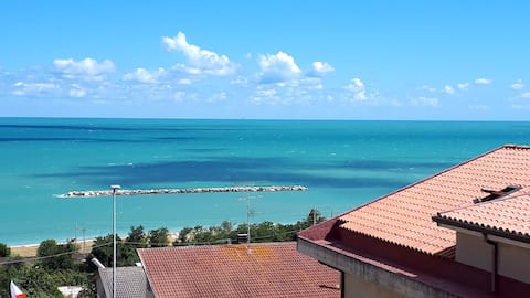 Lovely apartment with 2min walk to the beach!