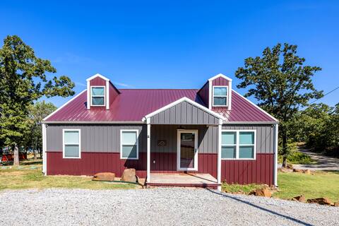Porch House: 3BR Beachfront, Sleeps 10, Lake View