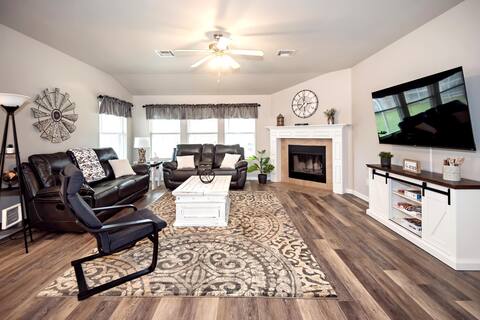 ★Ranch Style Haven★✔️Garage Pkg ⚡WiFi ♥ Long Stays
