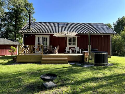 Rural cottage with hot tub and outdoor shower