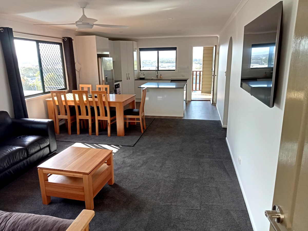 Top Airbnb: Alex Head 2br- Modern House with A/C & Views in Alexandra Headland
